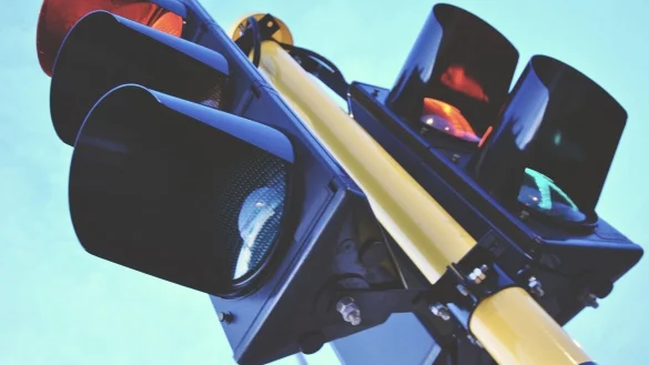 Nach einem Unfall muss die Ampel an der Kreuzung Am Zubringer (B239)/Biemser Stra&szlig;e (K30) repariert werden. (Symbolbild) - &copy; Pixabay