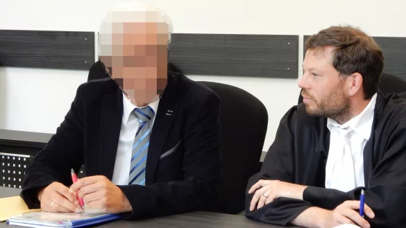 Außergewöhnlicher Fall: Der 62-jährige Angeklagte kündigt vor Gericht an, dass er ab heute eine Frau ist. Rechts sein Verteidiger Dr.  André Pott. - © Astrid Sewing