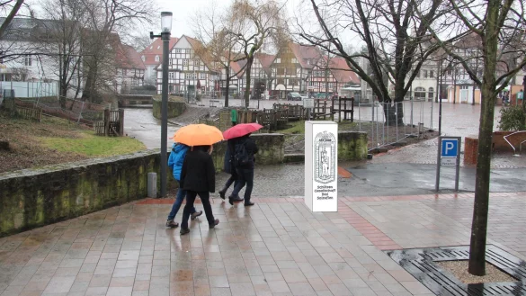 Das künftige Schützendenkmal rückt im Gegensatz zu den ursprünglichen Plänen weiter an den Rand. - © Foto: Backe/Montage: Wendtland