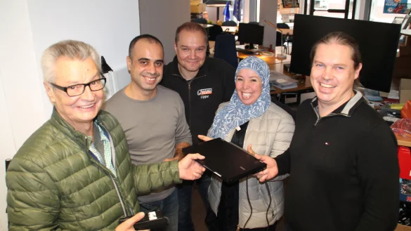 Schrauben für die gute Sache: Das internationale Team der „Computertruhe", (von links) Fritz Steinke, Abdou Mohamad Saleh, Christian Woelk, Fatima Fezzou und Heiko Dross, ist dafür verantwortlich, dass Bedürftige in der Breiten Straße einen Rechner bekommen können. - © Judith Stracke