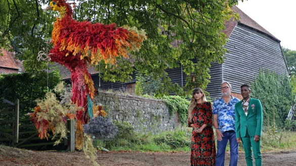 Natasia Demetriou, Vic Reeves und Star-Florist Kristen Griffith-VanderYacht f&uuml;hren durch die Sendung. - &copy; Netflix
