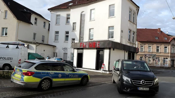 Noch am fr&uuml;hen Morgen eilten Mordermittler, ... - &copy; Wolfgang Rudolf