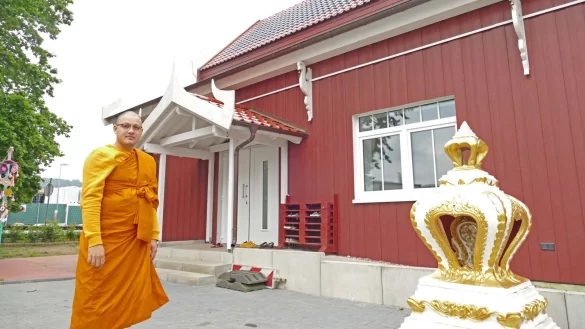 Simon Berke hat hier einige Zeit als M&ouml;nch gelebt. Inzwischen hat er die orangene Kutte gegen seine weltliche Kleidung ausgetauscht und geht wieder seinem Zivilberuf als Bauingenieur in M&uuml;nchen nach. - &copy; Achim Krause