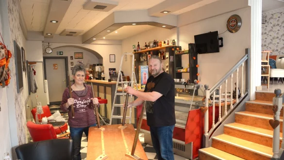 Rockabilly-Zeit: F&uuml;r Marion und Manfred Leifels ist die Renovierung des alten Fachwerkhauses &bdquo;In der Tr&auml;nke 5&ldquo; eine Lebensaufgabe. Nach f&uuml;nf langem Jahren er&ouml;ffnen sie heute ihre Musikkneipe &bdquo;Mal anders&ldquo;. - &copy; Tanja Watermann