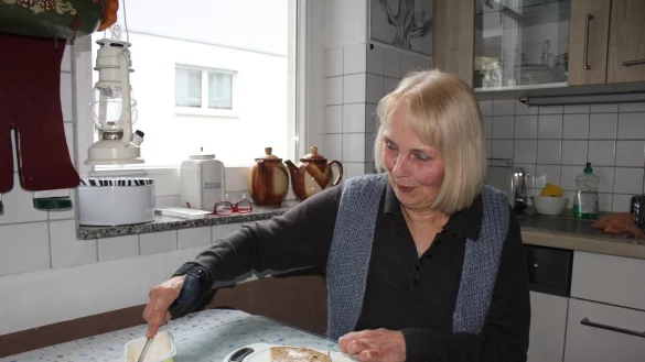 Seit dem Schlaganfall ist Helga K&ouml;nigs linke Hand gel&auml;hmt. Brot mit Butter zu beschmieren und die Scheibe dabei festzuhalten, ist unm&ouml;glich. Daher spie&szlig;t sie die Scheibe einfach auf die Edelstahlstifte ihres Fr&uuml;hst&uuml;cksbretts. So bleibt das Brot dort, wo es soll. - &copy; Susanne Grimm