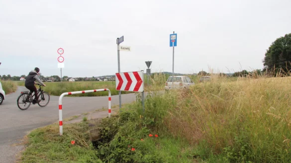Fahrradfahrer k&ouml;nnen &uuml;ber den Kiesweg nach Ehrentrup fahren. - &copy; Cordula Gr&ouml;ne