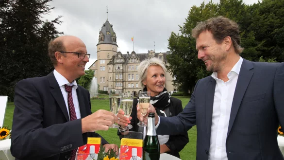 Sto&szlig;en auf gutes Gelingen und vor allem gutes Wetter an: B&uuml;rgermeister Rainer Heller, Birgit Dabbert (Leitung Veranstaltungsmanagement des Kreises) und Fest-Koordinator Christian Schneider (von links). - &copy; Preuss