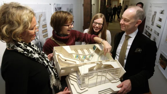 Klara-Luise R&uuml;he (Zweite von links) und Judith Knorr erl&auml;utern Anke Peithmann und Stefan D&ouml;rr ihren Entwurf. Nicht im Bild ist die dritte im Studententeam, Tosca Albrecht. - &copy; Foto: Preuss