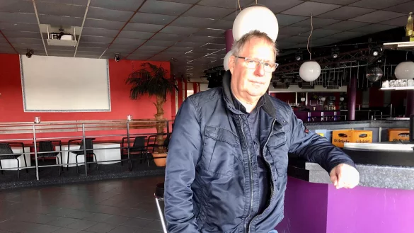 Peter Raupach sitzt an der Theke im Glashaus. Seit dem 4. M&auml;rz d&uuml;rfen die Clubs wieder &ouml;ffnen. - &copy; Sven Kienscherf