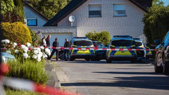 Die Spurensicherung ist am 3. Juni 2023 für mehrere Stunden am Einsatzort in der Sackgasse Plaßheide in Holzhausen (Bad Salzuflen). - © Archivfoto: Freitag TV