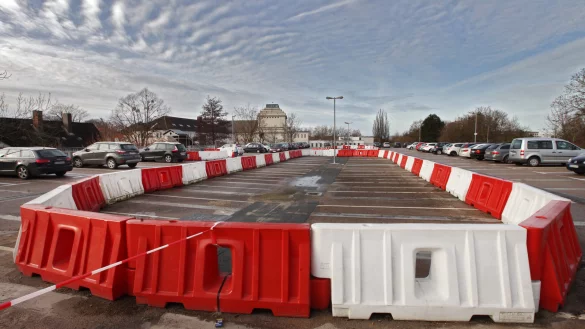 Auslaufmodell: Das Parkhaus Lustgarten hat schon bessere Zeiten gesehen. Auf dem obersten Deck sind viele Stellplätze wegen Baumängeln schon jetzt gesperrt. 2021 soll es abgerissen und durch einen vielseitigeren Nachfolger ersetzt werden. - © Archivfoto: Bernhard Preuß