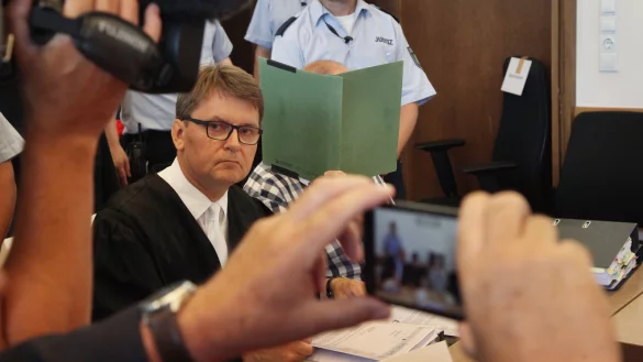 Anwalt Jann Popkes und sein Mandant Heiko V. bei einem Verhandlungstermin im Juli 2019.  - © Archiv: Bernhard Preuß