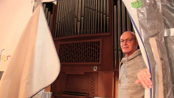 Luftdicht verpackt: Udo Siekmann, Vorsitzender des Braker Kirchenvorstands, gew&auml;hrt den Blick auf die Orgel. Wegen des Schimmelbefalls ist das Instrument vom Kirchraum abgeschirmt. - &copy; Till Brand