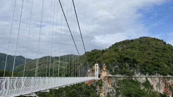 Bach-Long-Glasbr&uuml;cke Vietnam - &copy; Foto: Moc Chau Island/dpa