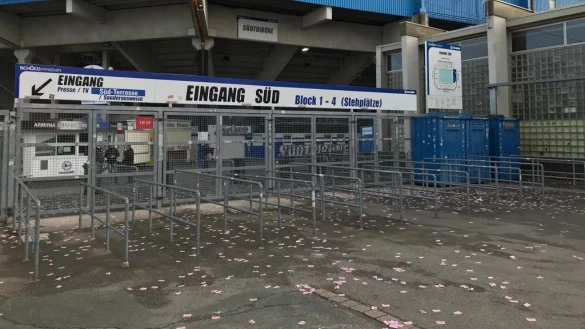 Hunderte Flyer vor dem Eingang der Sch&uuml;co Arena in Bielefeld. - &copy; Arminia Bielefeld