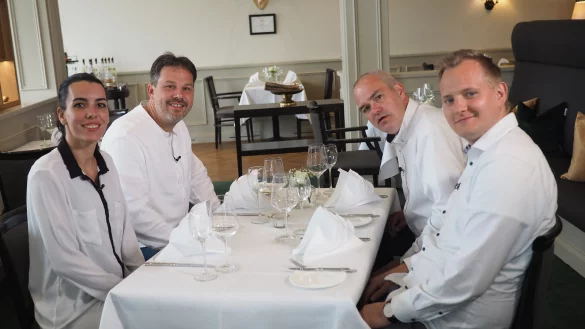 Bei der aktuellen Ausgabe von "Mein Lokal, dein Lokal" mussten sich die Lipper wahrlich nicht verstecken. Das Rennen machte am Ende Jan Diekjobst vom Detmolder Hof (rechts), der j&uuml;ngste unter den Kombattanten. Aber auch Marko Werner vom Detmolder "Forstfrieden" und Stephan B&uuml;ker vom Landgasthaus Begatal heimsten viel Lob f&uuml;r ihre K&uuml;che ein. Das Schlusslicht bildet Sabrina Sch&uuml;ler vom Restaurant Mann und Metzger in Steinhagen.&nbsp; - &copy; Good Times Fernsehproduktions-GmbH