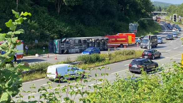 Der Sattelzug muss aufwendig geborgen werden. - &copy; Freitag-TV