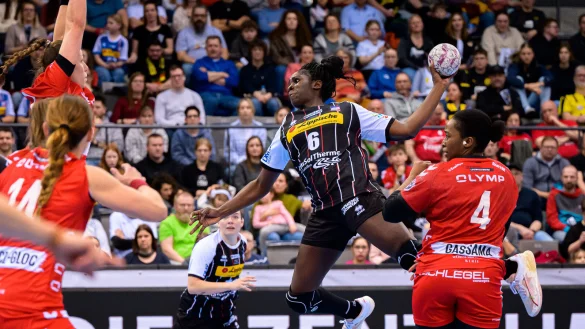 Blombergs Laetitia Quist zieht im Pokalfinale gegen Luwigsburg (Kaba Gassama, rechts) ab. - © Marco Wolf