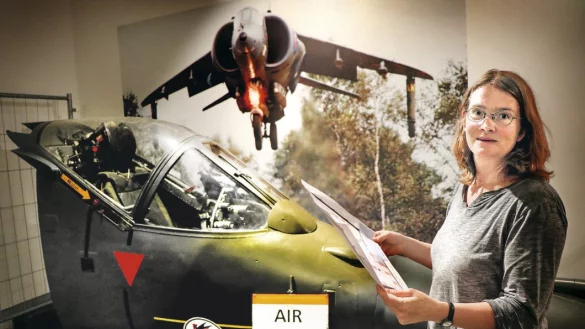 Harrier-Cockpit: Projektleiterin Bettina Blum steht vor den Teilen eines Kampfflugzeugs, das aus G&uuml;tersloh stammt. - &copy; Holger Kosbab