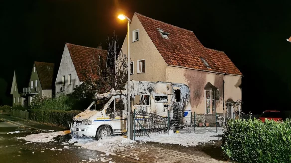 Wie von Geisterhand hatte sich das brennende Mobil bewegt. - &copy; Feuerwehr Detmold