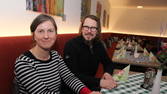 In Bielefeld gaben Manuela und Herbert Spriewald die Leitung eines Restaurants mit Hotelbetrieb auf, um die &bdquo;Oase" &uuml;bernehmen zu k&ouml;nnen. &bdquo;Wir f&uuml;hlen uns Augustdorf sehr verbunden", sagen sie. Zu Ihrem Team geh&ouml;ren sieben K&uuml;chen- und Servicekr&auml;fte. - &copy; Knut Dinter