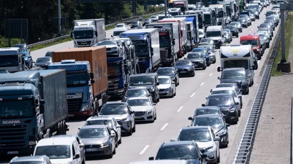 Stau auf der A7 - &copy; Foto: Peter Steffen/dpa