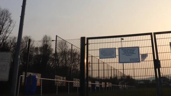 Wenn es d&auml;mmert, wird das Flutlicht am Kunstrasenplatz des TuS Asemissen angeschaltet. Bis in jede Ecke reicht das Licht aber nicht. Das will der TuS gerne &auml;ndern lassen. - &copy; Birgit Guhlke