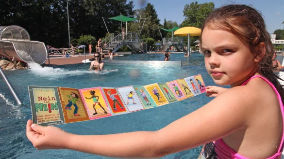 Anschaulich: Die neunj&auml;hrige Julia liest sich am Beckenrand Selbstbehauptungstipps f&uuml;r M&auml;dchen durch. - &copy; Vera Gerstendorf-Welle