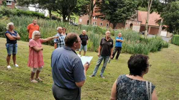 Ortstermin am mittleren Teich in Sonneborn: Anwohner wie Sabrina L&uuml;cke (Mitte links) diskutieren mit dem Ausschussvorsitzenden Andreas Wilde (Mitte rechts). Im Vordergrund von hinten: Bauamtsleiter Steffen Schenk und Ordnungsamtsleiterin Elfriede Buddensiek. - &copy; Sylvia Frevert(LZ)