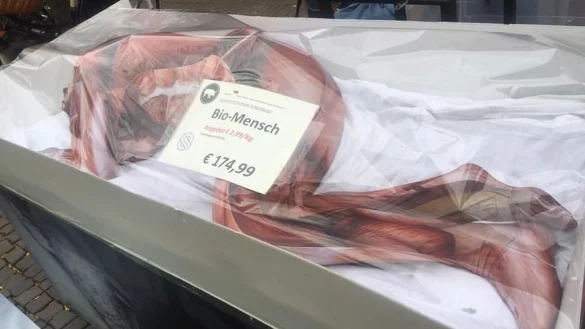 Aktivisten zeigten eine Menschenattrappe unter einer Folie. - &copy; Die Linke