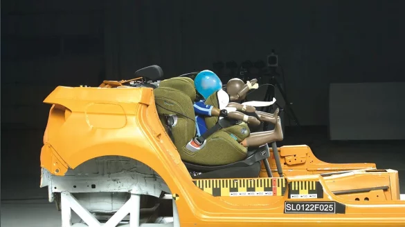 Kindersitz im H&auml;rtetest - &copy; Foto: Stiftung Warentest/dpa-tmn