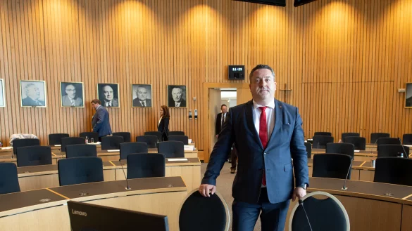 Axel Lehmann (SPD), Landrat des Kreises Lippe, wartet vor Beginn der Sitzung auf seine Aussage vor dem Ausschuss. Der Untersuchungsausschuss des NRW-Landtags zum massenhaften Kindesmissbrauch in L&uuml;gde setzt Zeugenvernehmungen fort.&nbsp; - &copy; Federico Gambarini/dpa