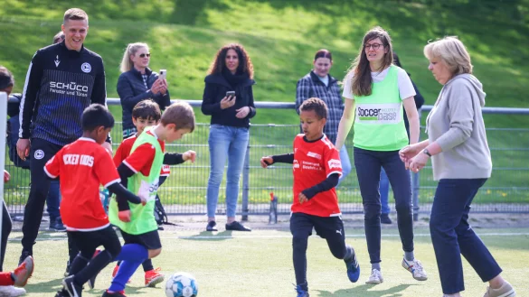 &bdquo;Fu&szlig;ball f&uuml;r alle Kinder&ldquo;: Das ist Ziel des Projekts &bdquo;Kicker kids inklusiv&ldquo;. Hannelore Kraft und Christina Kampmann schauten es sich nicht nur an, sondern kickten selbst mit &ndash; ebenso wie Arminias schwedischer Innenverteidiger Joakim Nilsson. - &copy; Sarah Jonek Fotografie