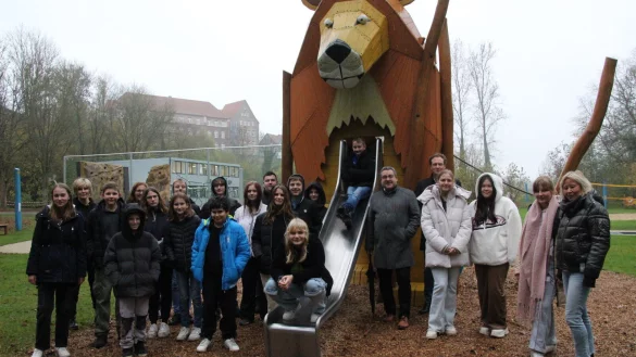 Landrat Dr. Axel Lehmann (rechts neben der Rutsche), Verwaltungsvorstand Dr. Olaf Peterschröder (rechts) und Mareike Brinkmeyer von der Fachstelle Kinderrechte des Kreises Lippe (links) haben mit Schülern aus Blomberg über Kinderrechte gesprochen. - © Kreis Lippe