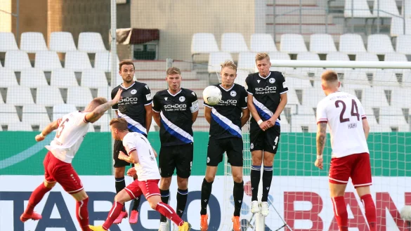 Arminia pr&auml;sentierte sich in Essen alles andere als erstligatauglich - das galt auch f&uuml;r Manuel Prietl (v. l.), Fabian Klos, Amos Pieper und Joakim Nilsson, die hier eine Freisto&szlig;mauer bilden. - &copy; Oliver Krato