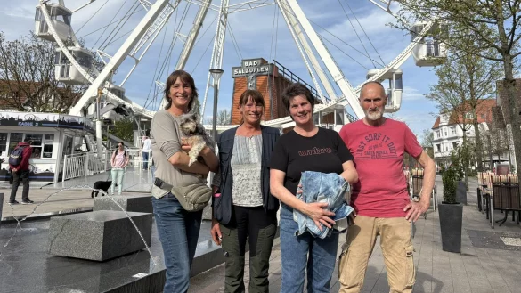 (von links) Ute, Bettina und Sabine Kronshage sind mit Heinz Kronshage eine Runde in der VIP-Gondel des Royal Riesenrads gefahren. - © Jan Schillmann