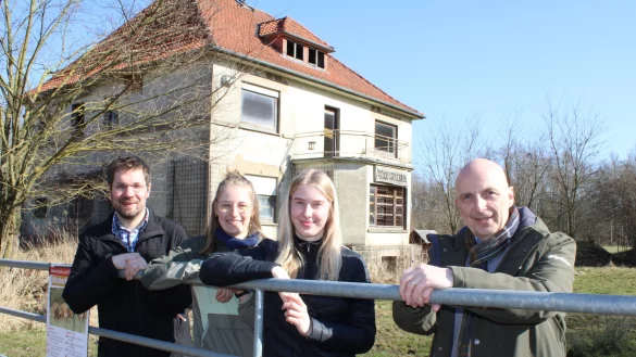Christian H&ouml;ppner, Projektleiter des Artenschutzhauses (von links), seine Mitarbeiterinnen Antonia Wiese, Julienne Wansner und J&ouml;rg Spieler, der den virtuellen Rundgang fotografiert hat. - &copy; Annika Langhagel