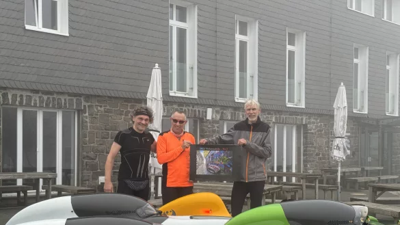 Holger Seidel (von links), Fritz Horsthemke und Stefan Hegger &uuml;bergeben auf dem Kahlen Asten einen der Kalender. - &copy; Fotorechte: Stefan Hegger