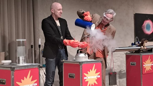 Das Duo l&auml;sst es dampfen: Der aus dem Fernsehen bekannte Physiker Marcus Weber (links) und "Showmaster" Rainer Gr&uuml;nebaum experimentieren mit fl&uuml;ssigem Stickstoff. - &copy; Annika Langhagel
