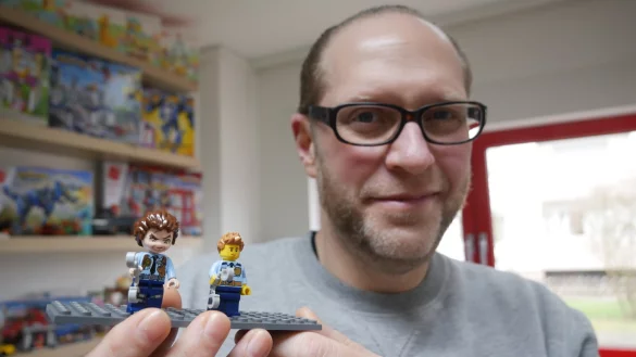 Thorsten Klahold zeigt Minifiguren von Qman (l.) und Lego. An ihnen entz&uuml;ndet sich offenbar der Rechtsstreit. - &copy; Klaus Karenfeld