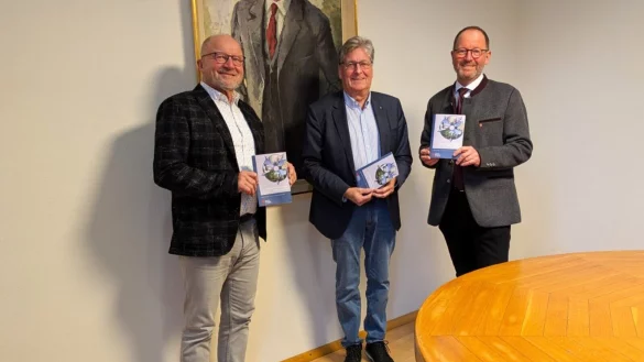 Freuen sich über das Heft "75 Jahre Landesverband Lippe": Autor Detlev Hellfaier (Mitte), Verbandsvorsteher Jörg Düning-Gast (rechts) und Klaus Stein, Schatzmeister des Lippischen Heimatbundes. - © LVL