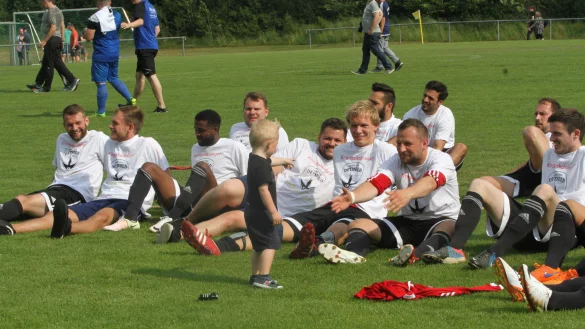 Strahlende Gesichter nach dem Kreispokalsieg. - &copy; Sebastian Lucas