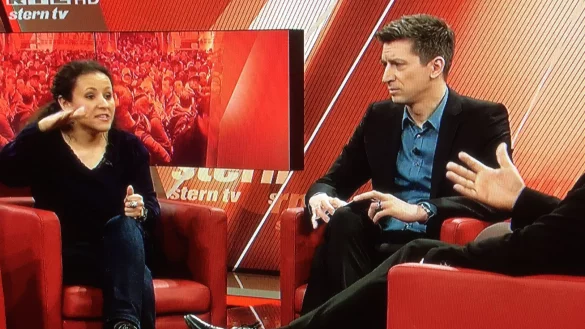 Energisch in der Sache: Najla M. aus Bielefeld mit Stern-TV-Moderator Steffen Hallaschka. - &copy; Screenshot: Stern TV