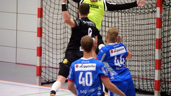 Mark van den Beucken feierte einen gelungenen Einstand, auch wenn er diesen Wurf seines Ex-Kollegen Dominik Ebner passieren lassen musste. Foto: J&ouml;rg Hagemann - &copy; J&ouml;rg Hagemann