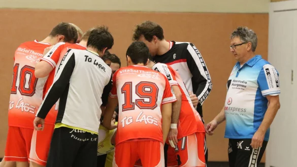 Bereit f&uuml;r den Saisonstart: Die TG Lage mit Trainer Andreas K&ouml;ckeritz (rechts). - &copy; Oliver K&ouml;nig