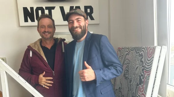 Jan-Moritz Simon (rechts) kauft seine T.H.-Samen in Amsterdam bei seinem Freund und Kollegen Douglas Mignola vom Marijuanagrow-Shop aus den Niederlanden. - &copy; Jule Prietzel