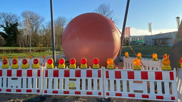 Das Kunstwerk ist mit Gurten und Absperrbaken gesichert. - © Stadt Detmold