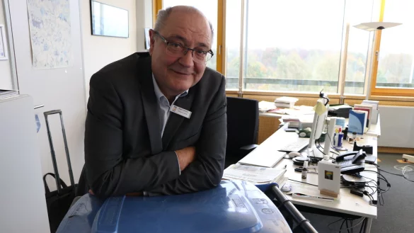 Der Beigeordnete Wolfgang Walter geht in Ruhestand. In der blauen Tonne landet alles, was er aussortiert. - &copy; Holger Kosbab