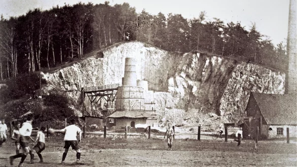Das Oerlinghauser Kalkwerk um 1930. Erste Fotoaufnahmen zeigen, dass auf dem &bdquo;Acker&ldquo; davor bereits Fu&szlig;ball gespielt wurde. 1936 baute man einen neuen Sportplatz und ein Freibad nebenan. - &copy; Stadtarchiv