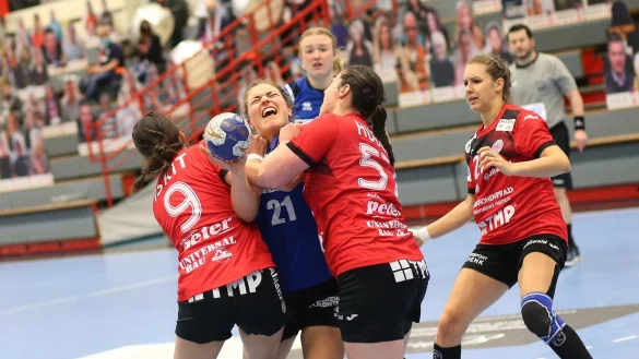 &nbsp;In der Th&uuml;ringer Abwehr ging es f&uuml;r Blombergs Nele Franz (Nr. 21) oft rauh zu. - &copy; Paul.Cohen